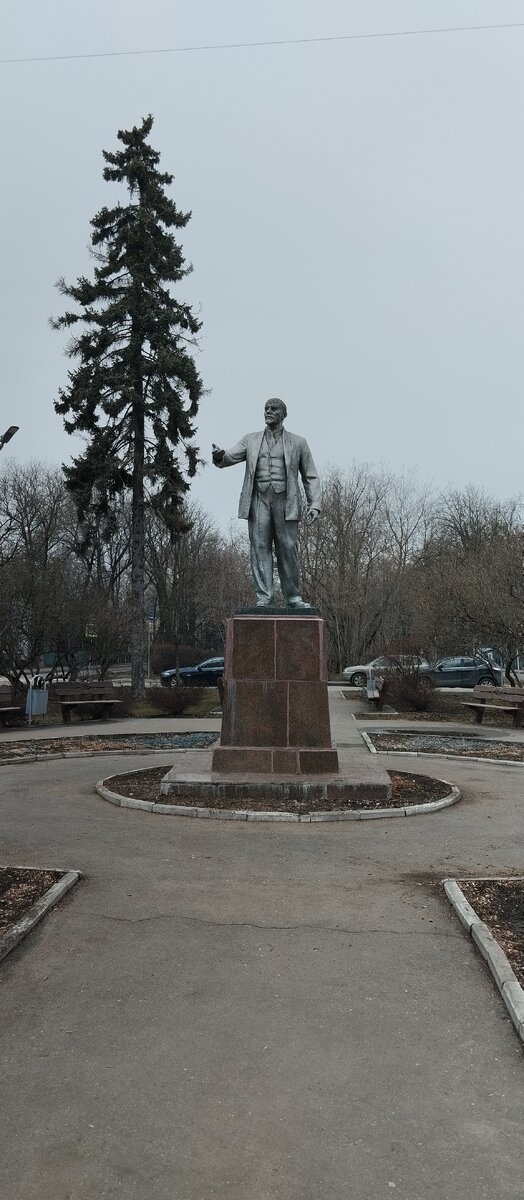 Сам Ильич зазывает в этот необычнейший район. Изображение от автора