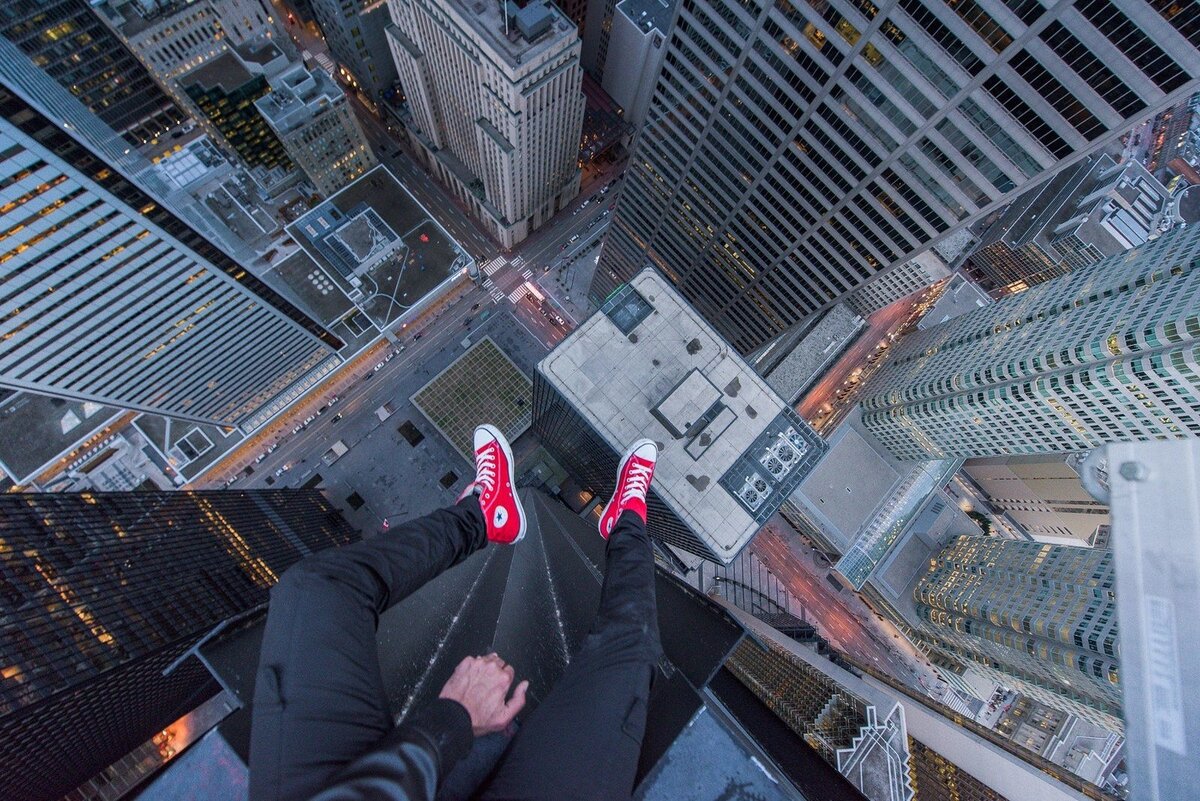 Стеклянный пол на высоте. Боязнь высоты. Боязнь высоты название. Экстремальные места. Как называется страх высоты.