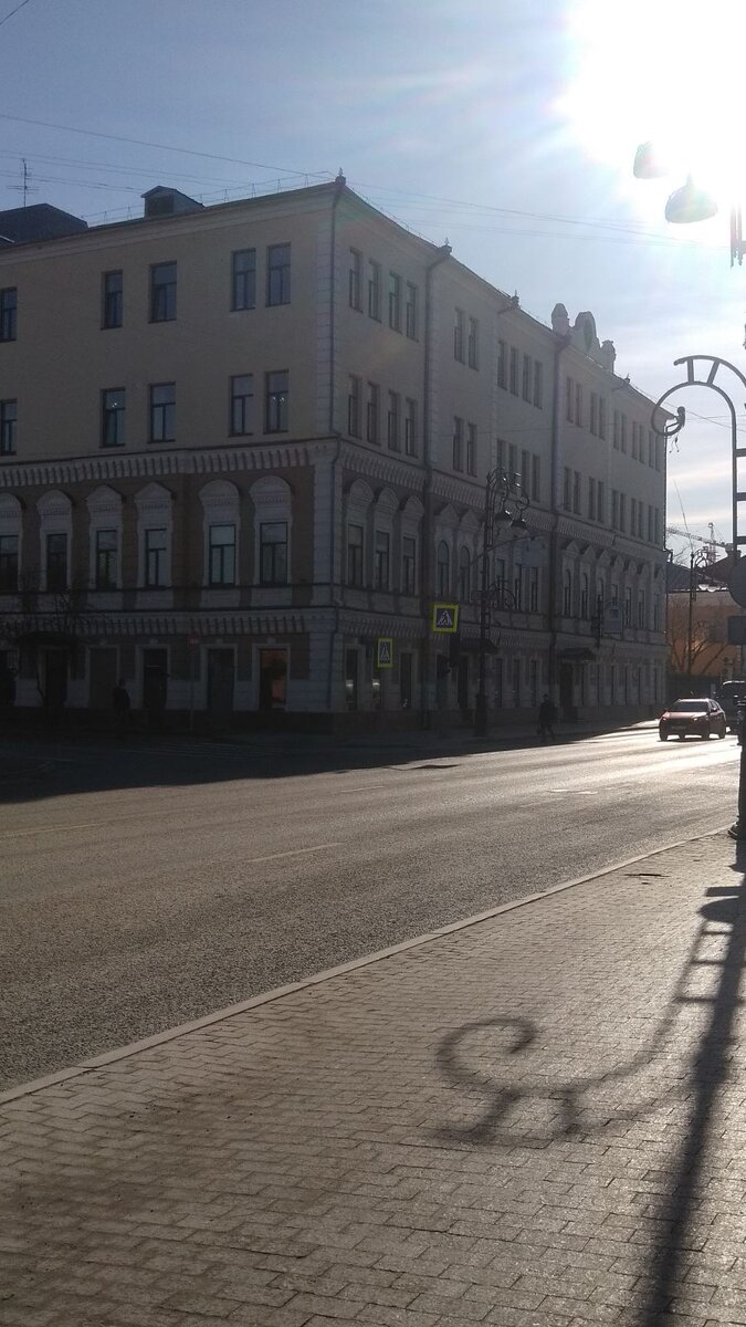 ФОТО АВТОРА УЛ. РЕСПУБЛИКИ 19 СЕЙЧАС ЭТО_Тюменский государственный институт культуры (Дом купца А.Ф. Аверкиева  Образец неоренессансного направления стилизаторской архитектуры конца XIX начала ХХ вв. Здание построено известным тюменским купцом А.Ф. Аверкиевым (в 1899 г. - угловой объем двухэтажного здания в формах "краснокирпичного стиля", в 1909 г. - пристрой к нему двухэтажного, семиосного здания). В советское время здание надстроено 2-мя этажами. Построен в 1899 г.)