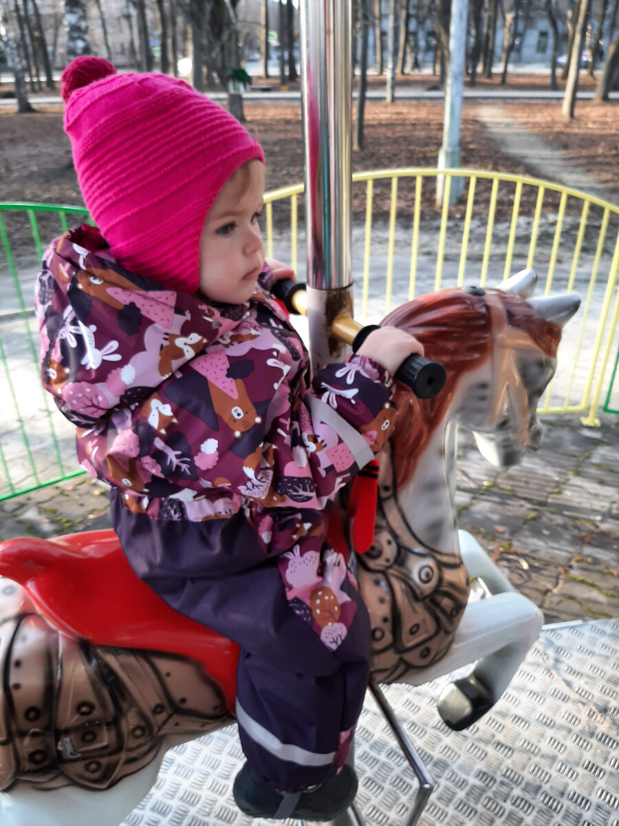 Анюта на своём любимом атракционе "Венеция"