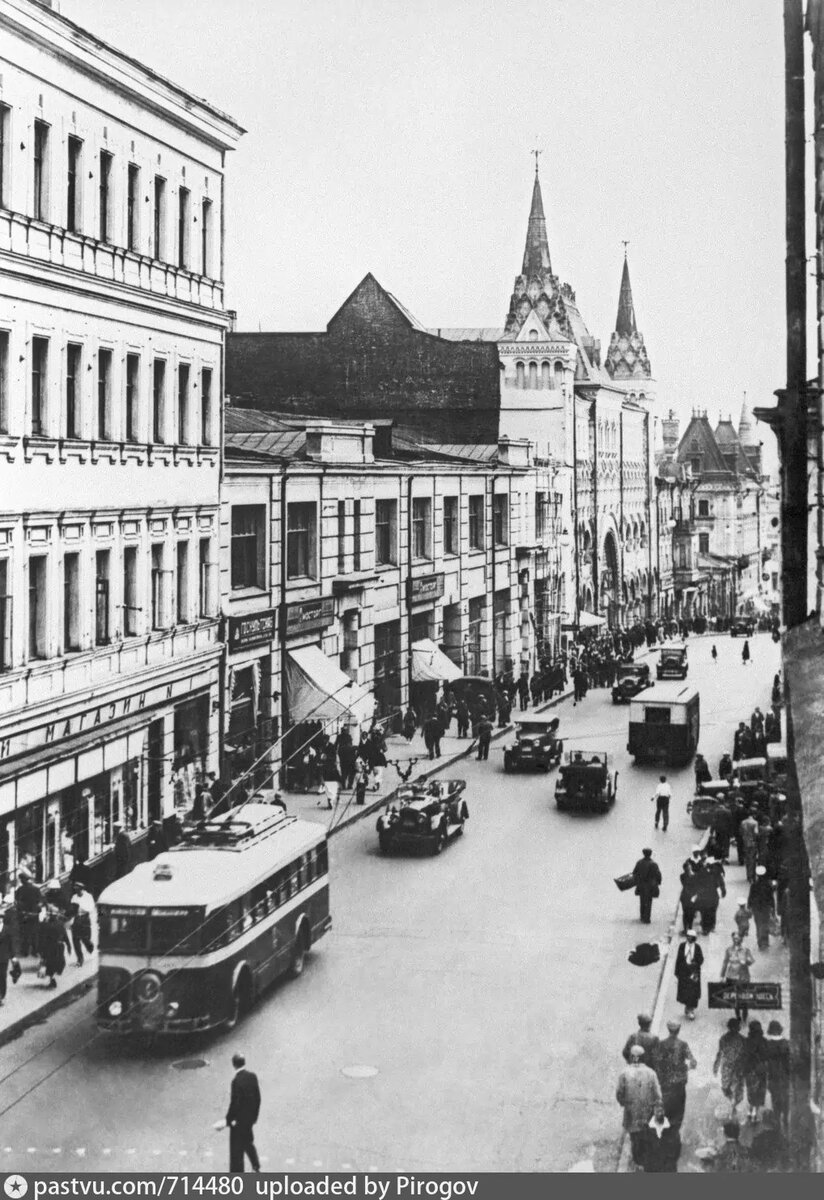 Двухэтажное здание и Саввинское подворье на месте современного дома №6с1 на Тверской улице. Вид в сторону Кремля, 1934-1935. С сайта www.pastvu.com.