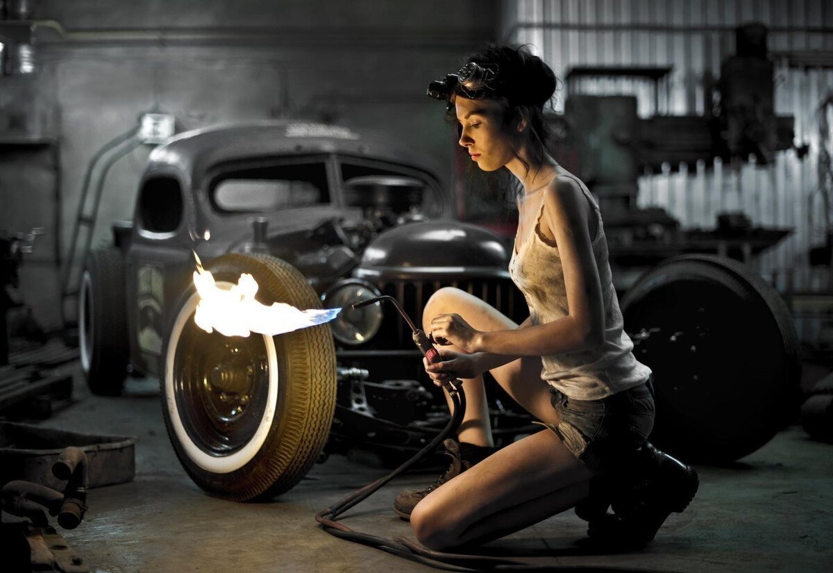 Фотография с сайта: https://pulse.mail.ru/article/originalnye-fotografii-devushek-s-avtomobilyami-vot-eto-fantaziya-4006266287830800901-8832285738761245282/