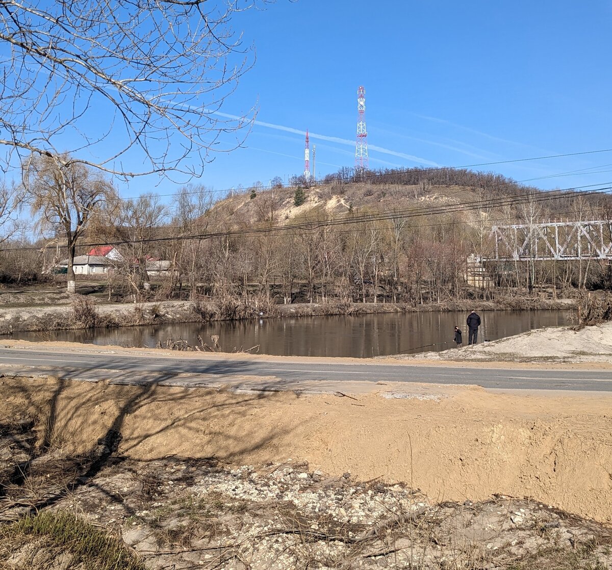 Поселок городского типа Лысые Горы, вид на гору и железнодорожный мост.