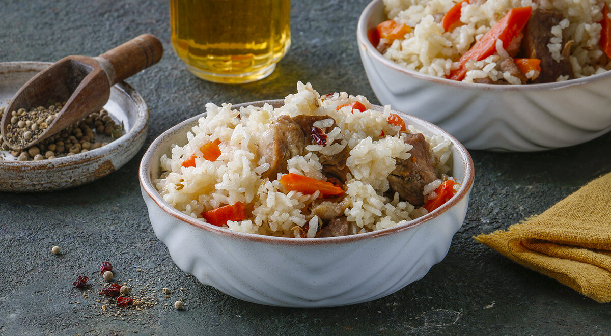 Приготовить плов из свинины в казане на плите может каждый, тем более что это мясо более доступное, нежели баранина или говядина. Конечно, в каноническом рецепте вы его не обнаружите. Однако если религиозные убеждения не мешают употреблять свинину в пищу, попробуйте сделать с ней плов и убедитесь, что она подходит по всем параметрам. Какой именно отруб взять? Мы бы настойчиво рекомендовали лопатку, грудинку или заднюю часть свиной туши. Такое мясо обладает интенсивным вкусом и достаточной сочностью, способными сделать плов поистине великолепным!