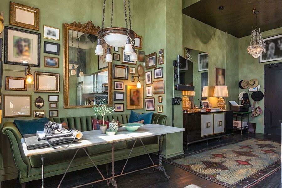 Коллекция картин в квартире Джонни Деппа. Изображение на картинах обычно затёрто