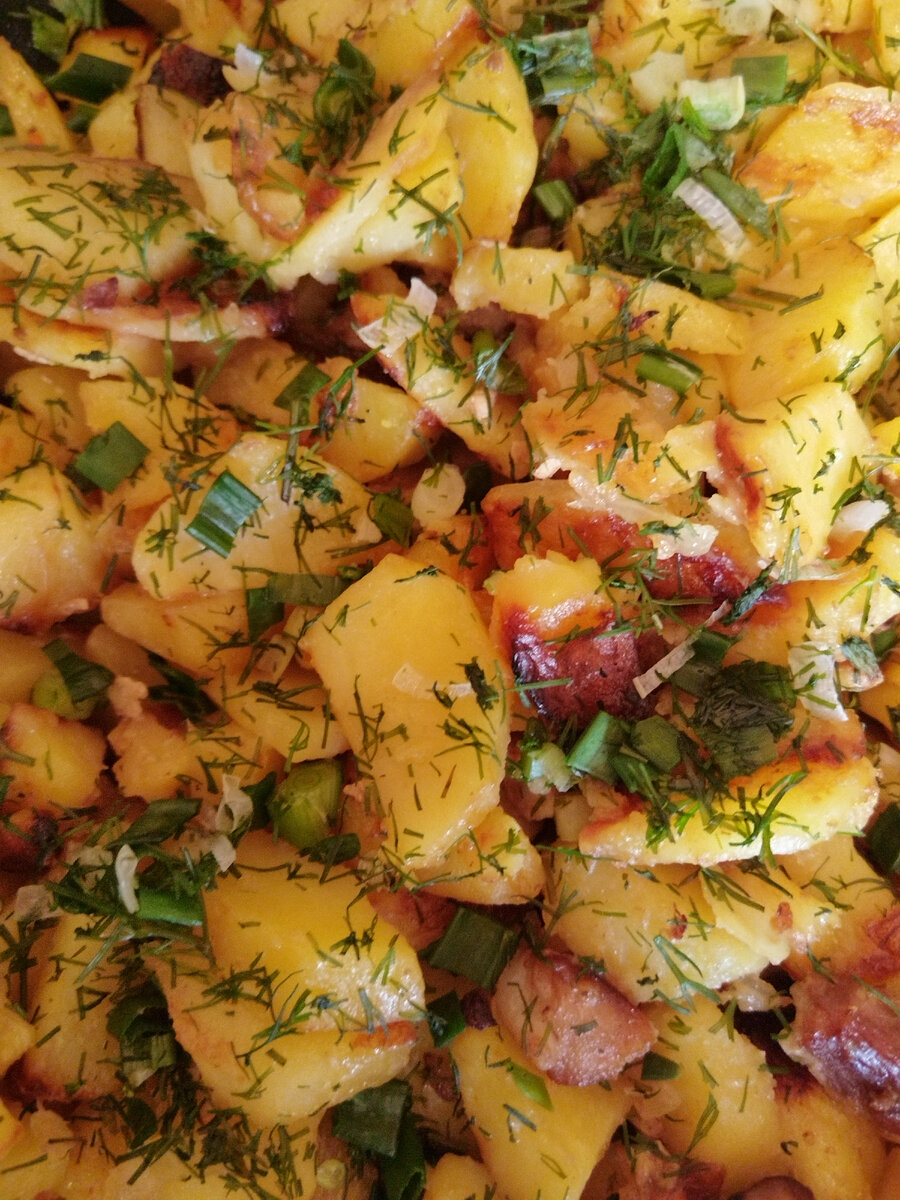 Здравствуйте! Сегодня поделюсь рецептом жареной картошечки со свининой. Итак, Вам понадобится: