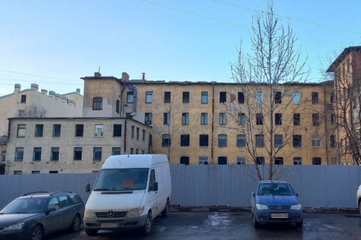    Петербуржцы вышли на народный сход в защиту исторического флигеля от сноса