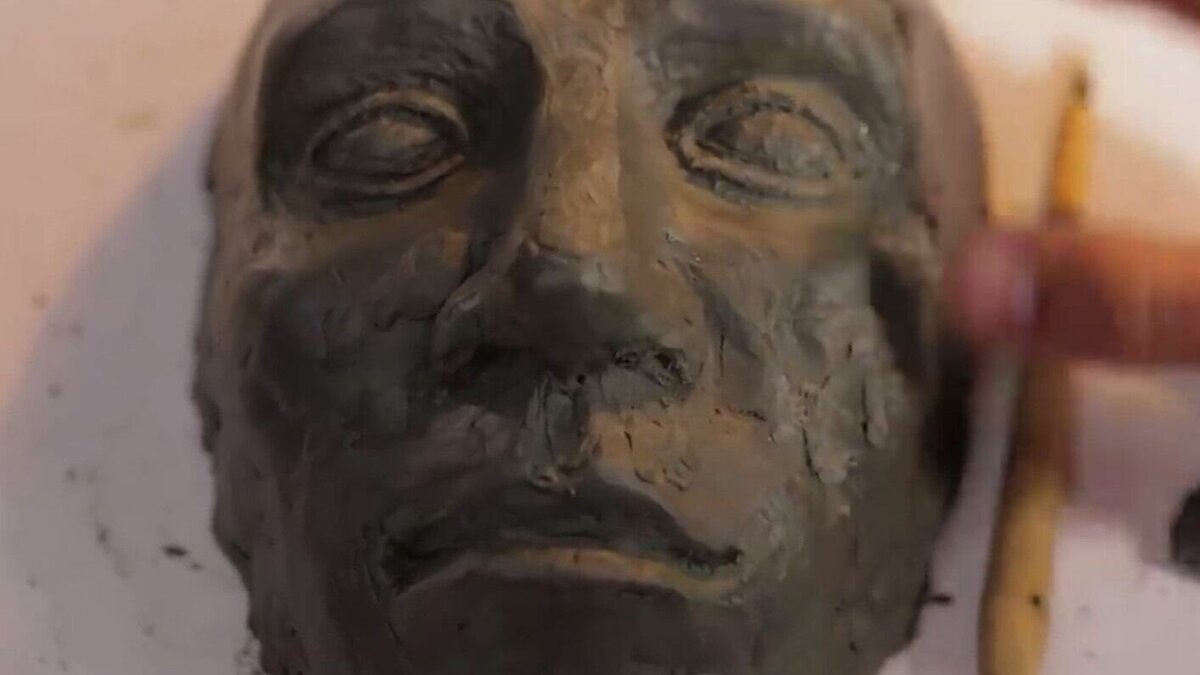     Много лет назад в Сарапуле произошло жестокое преступление. Там была убита слепая женщина, единственной свидетельницей преступления была слепоглухонемая подруга убитой, которую злодей изнасиловал.