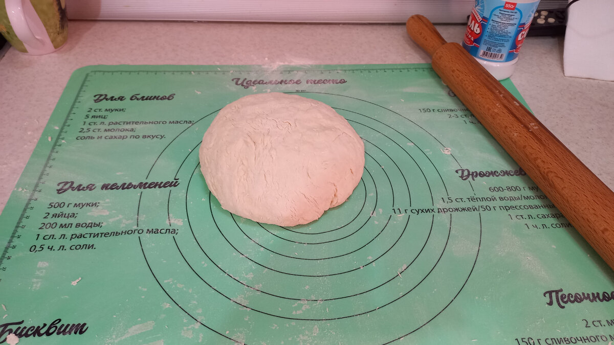 Замешиваем мягкое тесто и желательно дать отдохнуть ему минут 15, но можно и сразу.