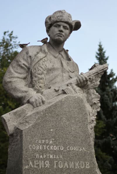 Фото с сайта ru.m.wikivoyage.org. Памятник Л.Голикову в Нижнем Новгороде