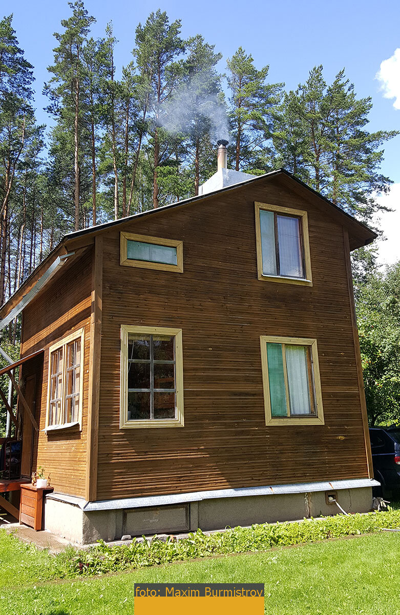 За дверкой в фундаменте кирка провалялась добрый десяток лет.