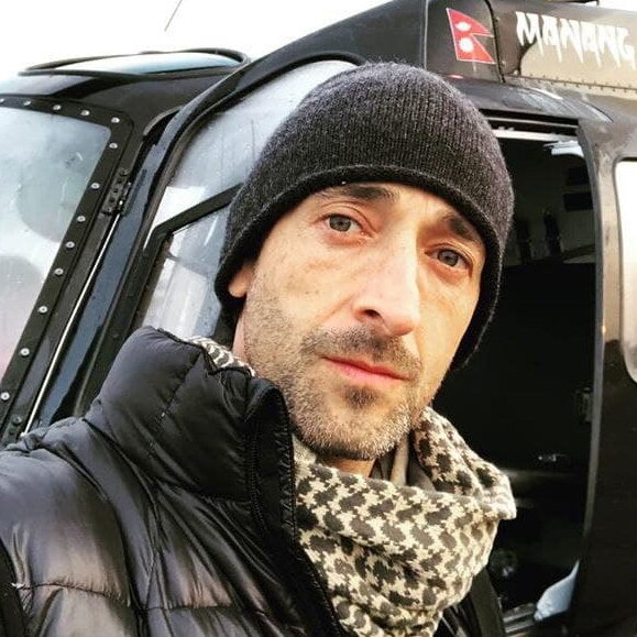     Фелисити Джонс и Эдриан Броуди снимаются в «Бруталисте»