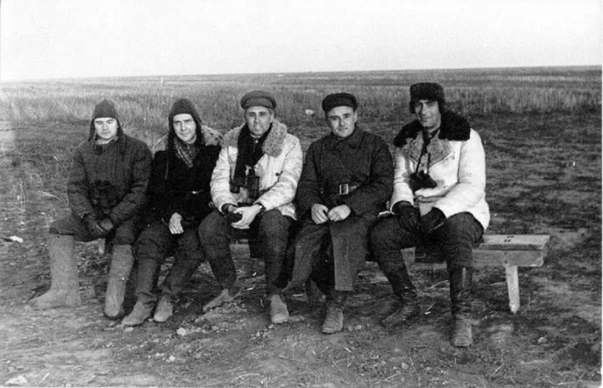    Михаил Рязанский (крайний справа) вместе с Сергеем Королёвым на строящемся Байконуре Pravda-nn.ru