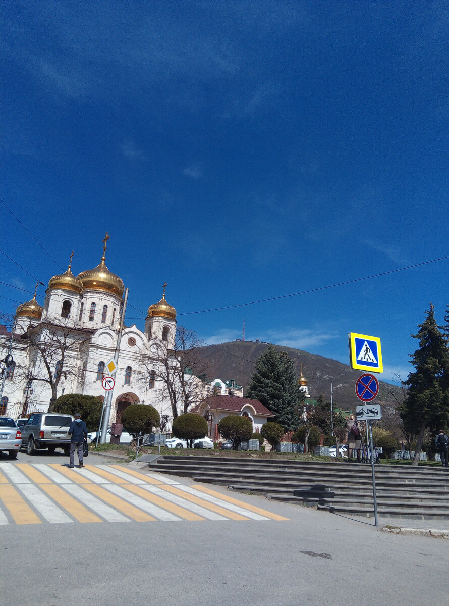 Было бы хорошо, если бы убрали эту стоянку автомобилей-весь вид загораживает.