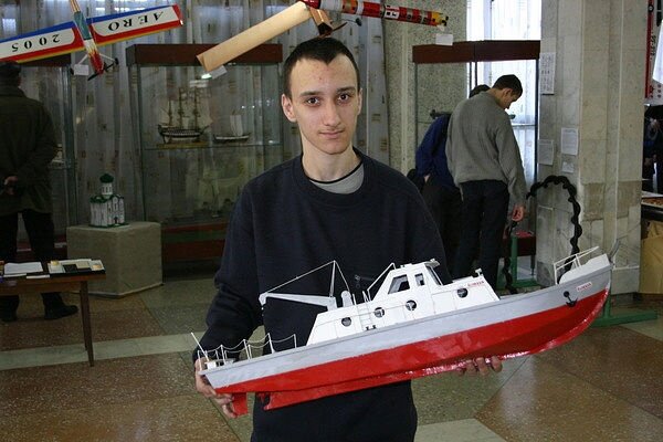 С моделью морского судна