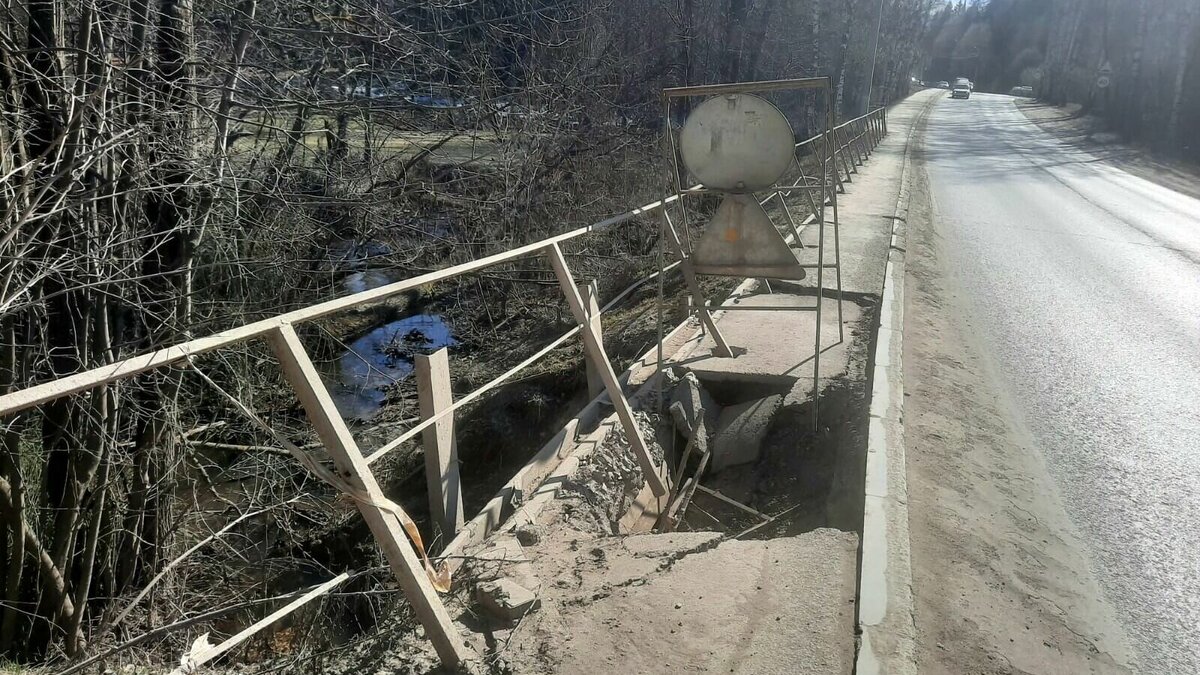     В Ижевске обрушилась часть пешеходного тротуара вдоль улицы Выставочной над речкой Пазелинкой.