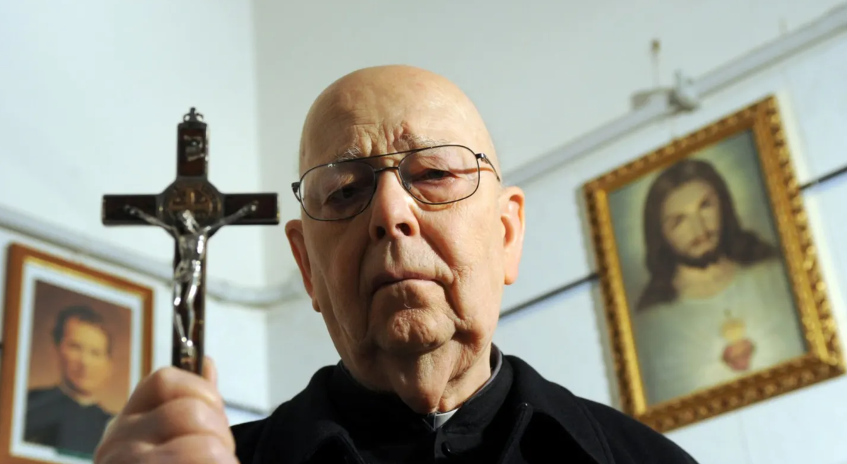 Изгоняющий дьявола отец каррас. Крест священника. Отец габриэле аморт. Изгоняющий дьявола, реж. Экзорцисты в мире.