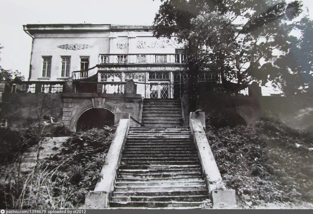 Господский дом в 1976 году, после наведения кинодекараций.