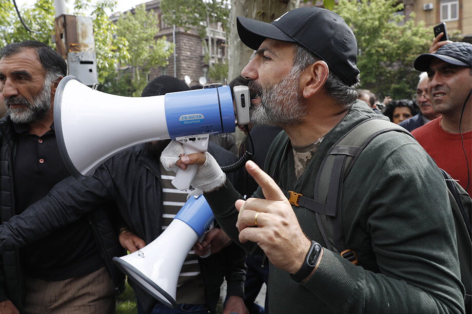 22 апреля 2018 года. Никол Пашинян (в центре) во время акции протеста против бывшего президента Армении Сержа Саргсяна, избранного парламентом на пост премьер-министра страны. Фото: Артём Геодакян/ТАСС