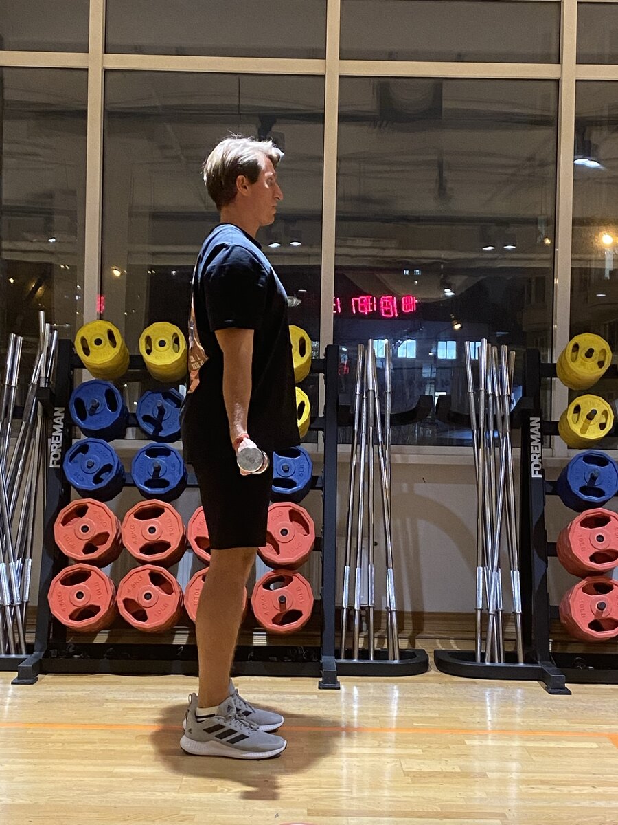 Исходное положение: Возьмите гантели,встаньте прямо, отпустите руки вниз вдоль тела, подмышки прижаты, ладони вперед как на фото. Прижимая локти к туловищу, медленно поднимите гантели к плечам, см фото ниже.   