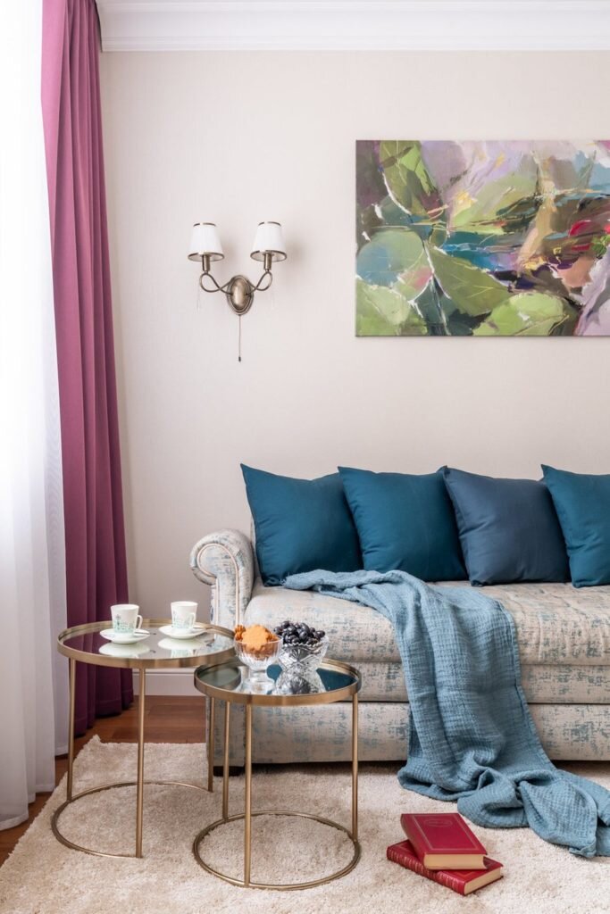 На месте кухни разместили полноценную спальню. Из однушки - необычная двушка