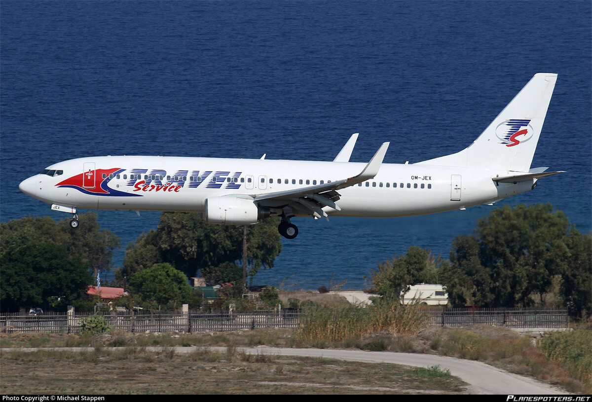 Марте самолеты. Самолет flydubai стюардессы. Марте самолеты. Airbus a320-211 canadian. Бомбардир crj 100.