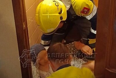    В Москве спасатели высвободили из квартиры пожилую женщину © Пресс-служба Департамента по делам гражданской обороны, чрезвычайным ситуациям и пожарной безопасности Москвы