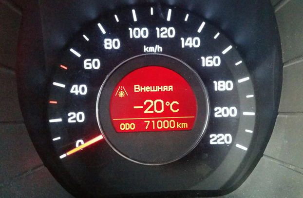 Сколько температура в машине. Температура в машине. Фото температуры в машине. 40 Градусов на панели авто. Ошибка в машине градусник красный.