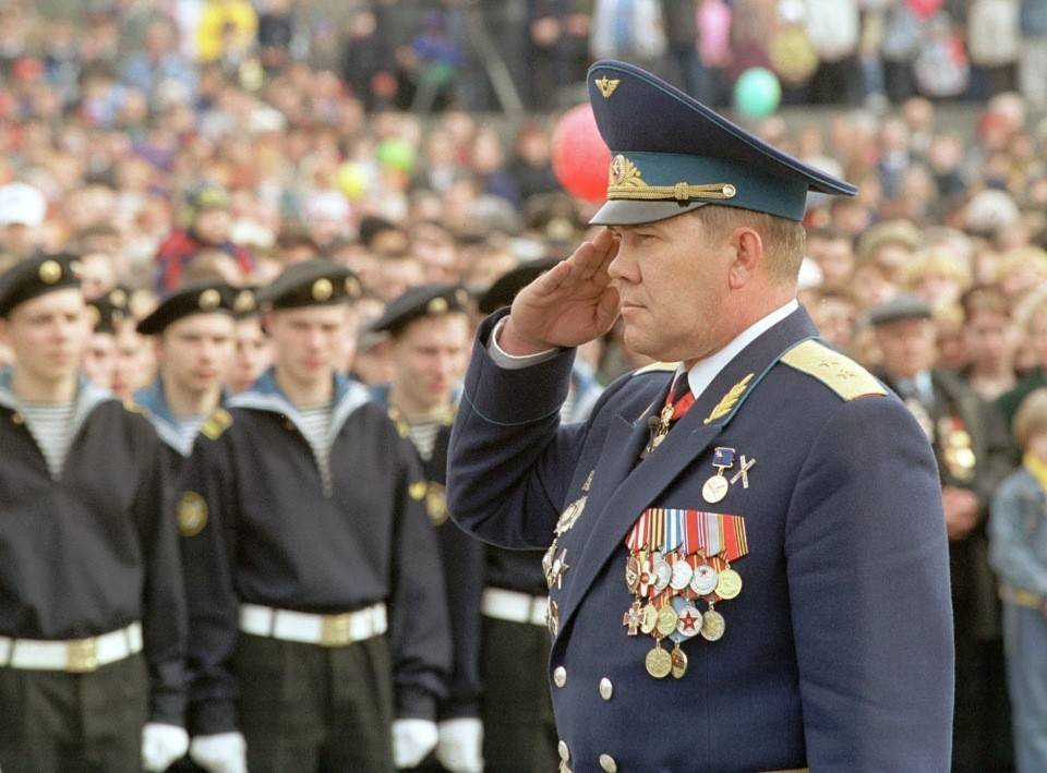 Генерал в карьере. Генерал Лебедев. Александр Иванович лебедь. Лебедев Александр Иванович генерал. Александр лебедь генерал.