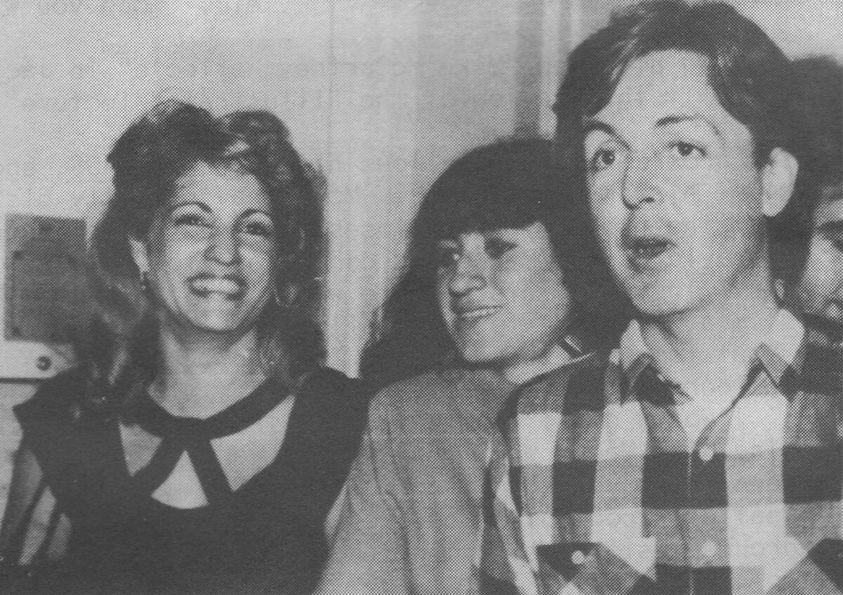 Линда (крайняя слева) с Полом