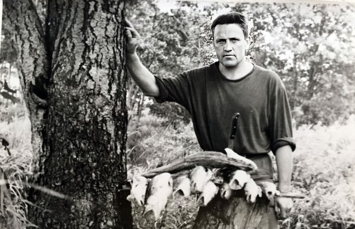 Жил миллионер неприметно. На рыбалку ходил, ничего не тратил. 