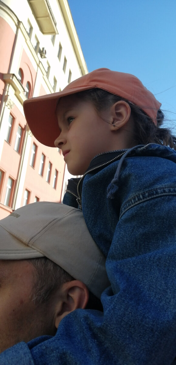 Это карусель, фото модно листать. Фото сделаны  разницей в несколько секунд.