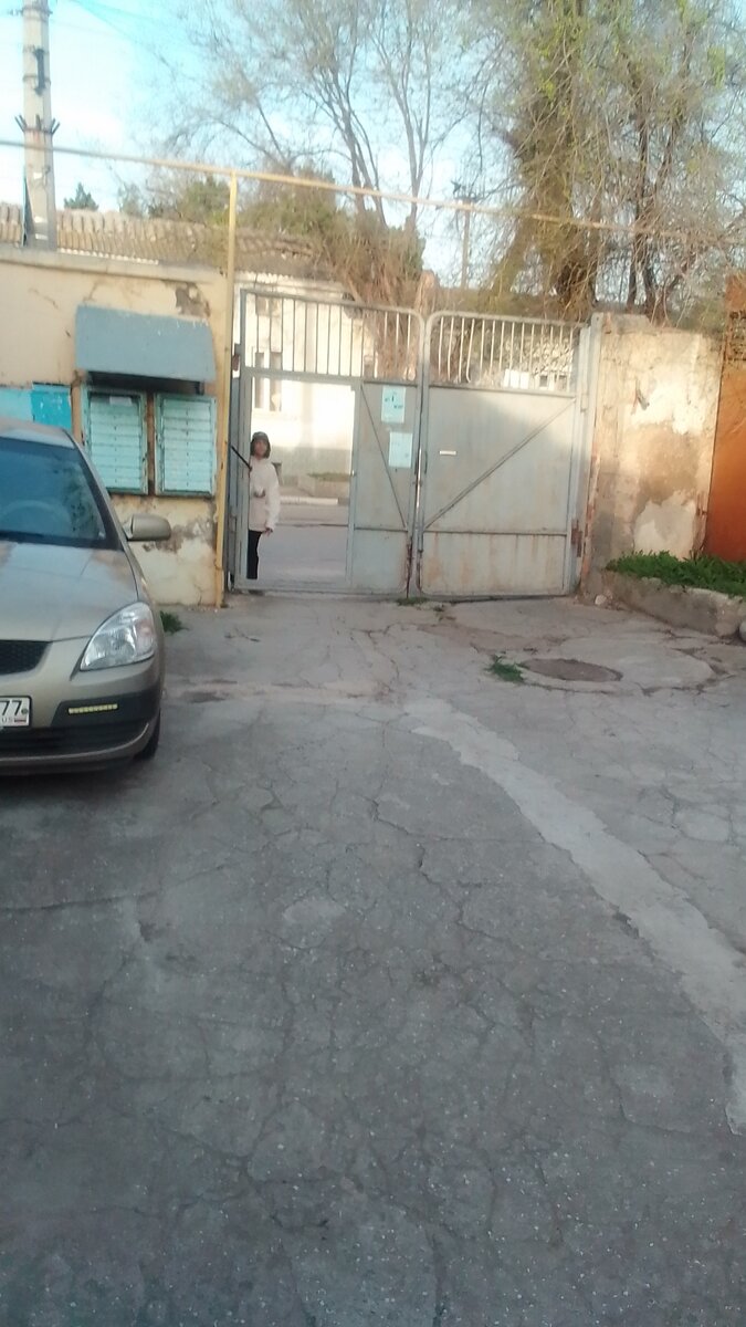 Эля за  воротами открывает нам дверь для выхода