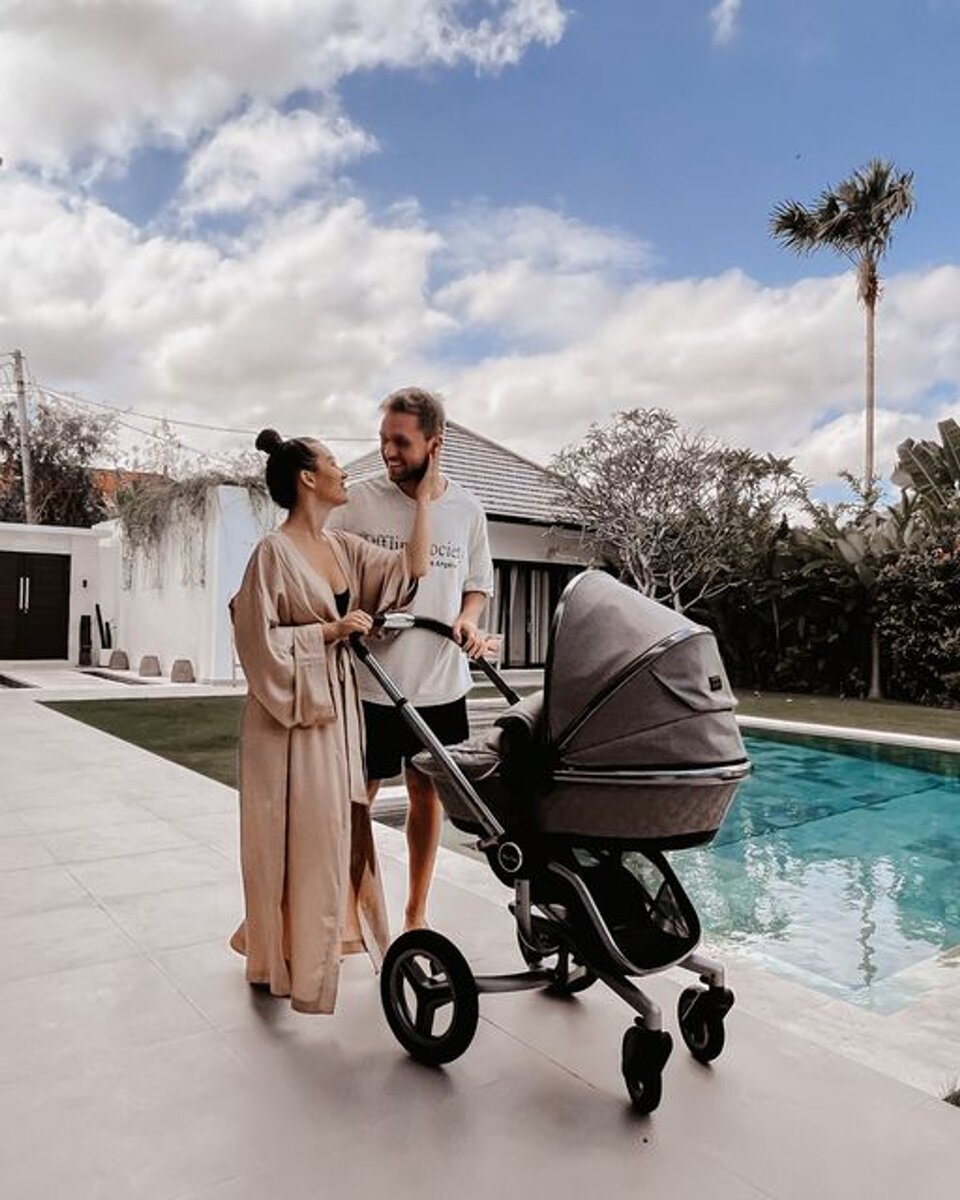    Влад Соколовский и Ангелина Суркова с сыном Дэвидом Фото: Инстаграм (запрещен в РФ) / @vs20