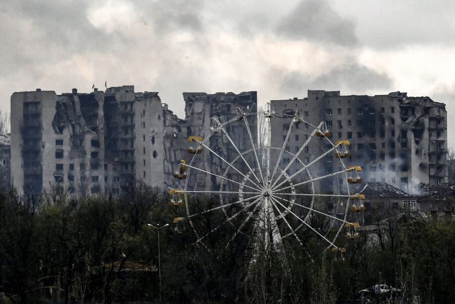    Поврежденные многоэтажные дома в западной части Артёмовска © Евгений Биятов/РИА Новости