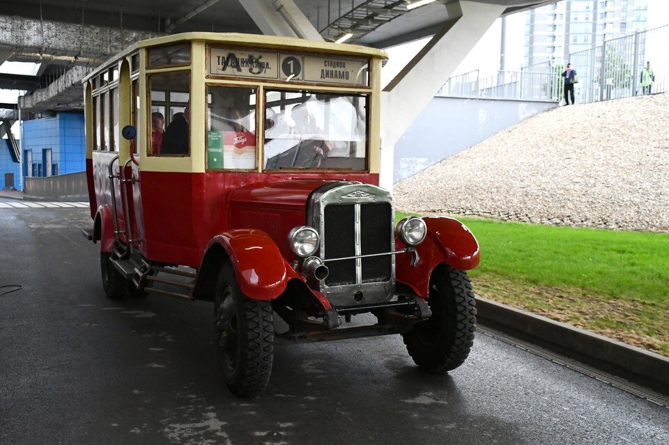    Автобусы предоставил "Мосфильм" Геннадий БИСЕНОВ