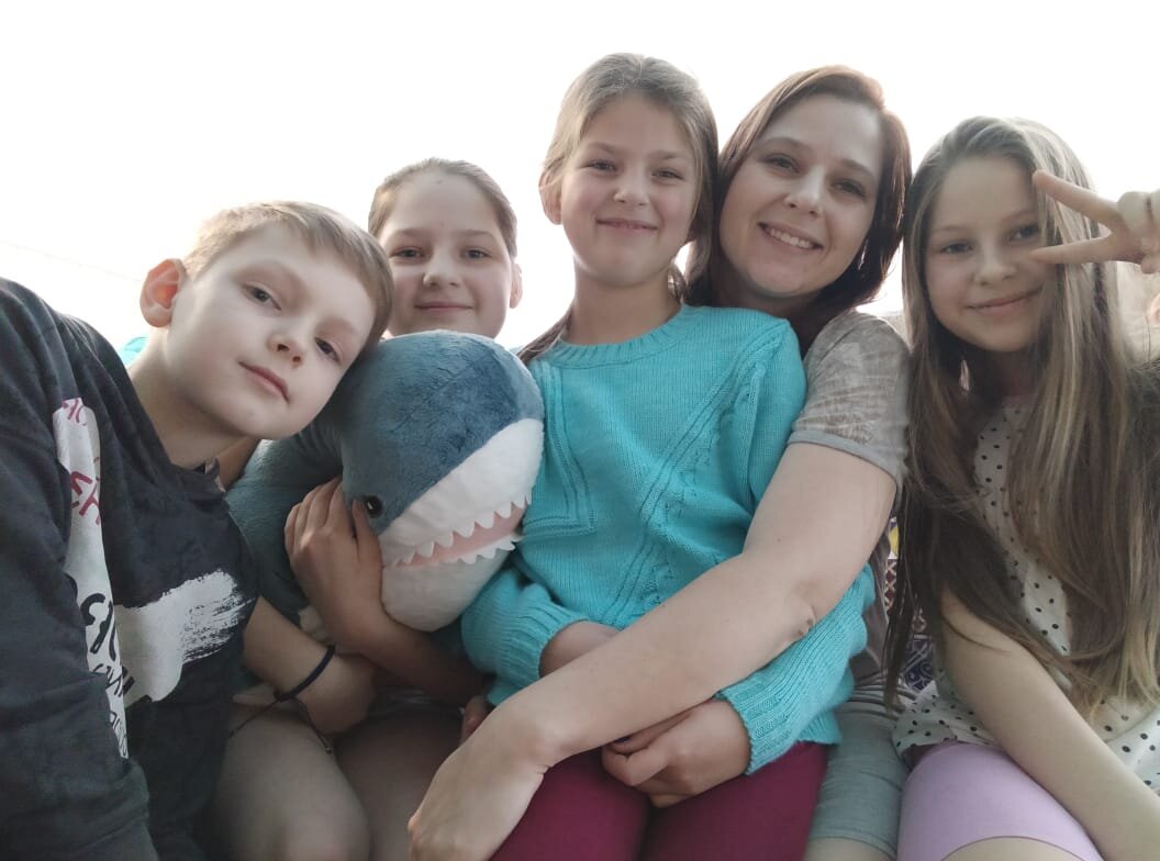 Я, мои дети и по одной дочке от двух сестер.)