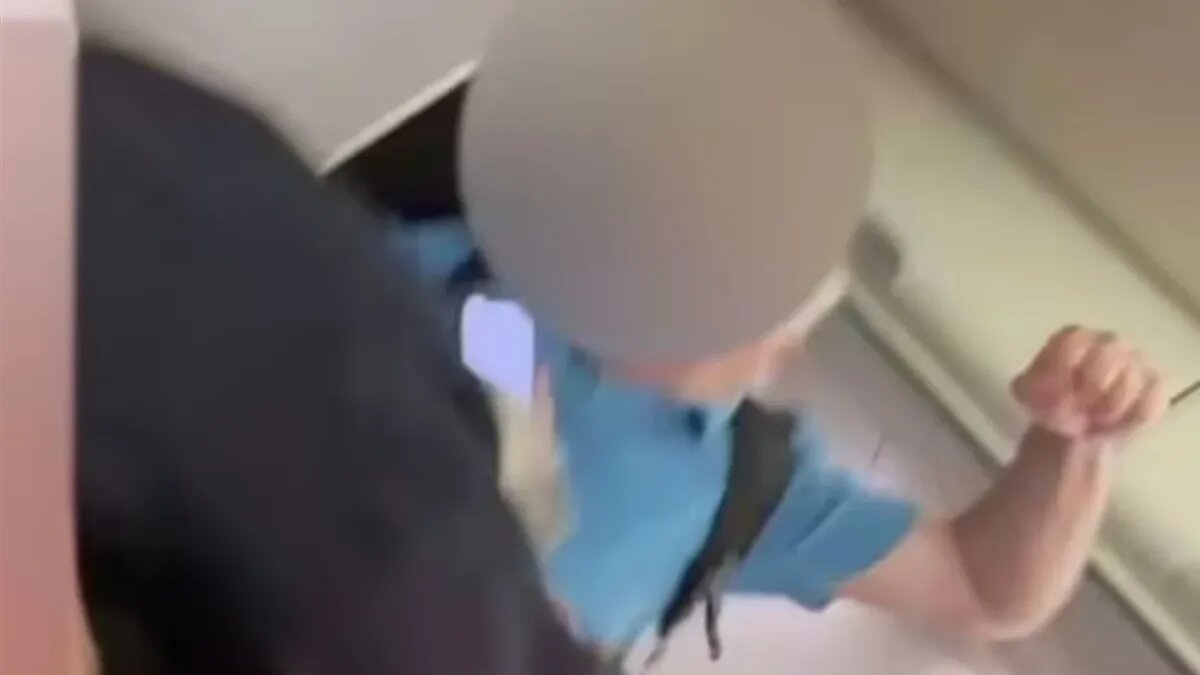 Пассажир пришел в ярость после того, как его попросили сесть с другого пассажирского места. Фото: КТРК