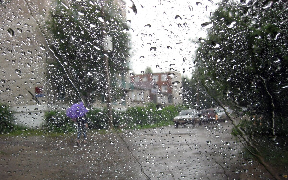 Погода дождь. Дождливое лето в городе. Сильный дождь. Дождь летом в городе. Дождливый летний день в городе.