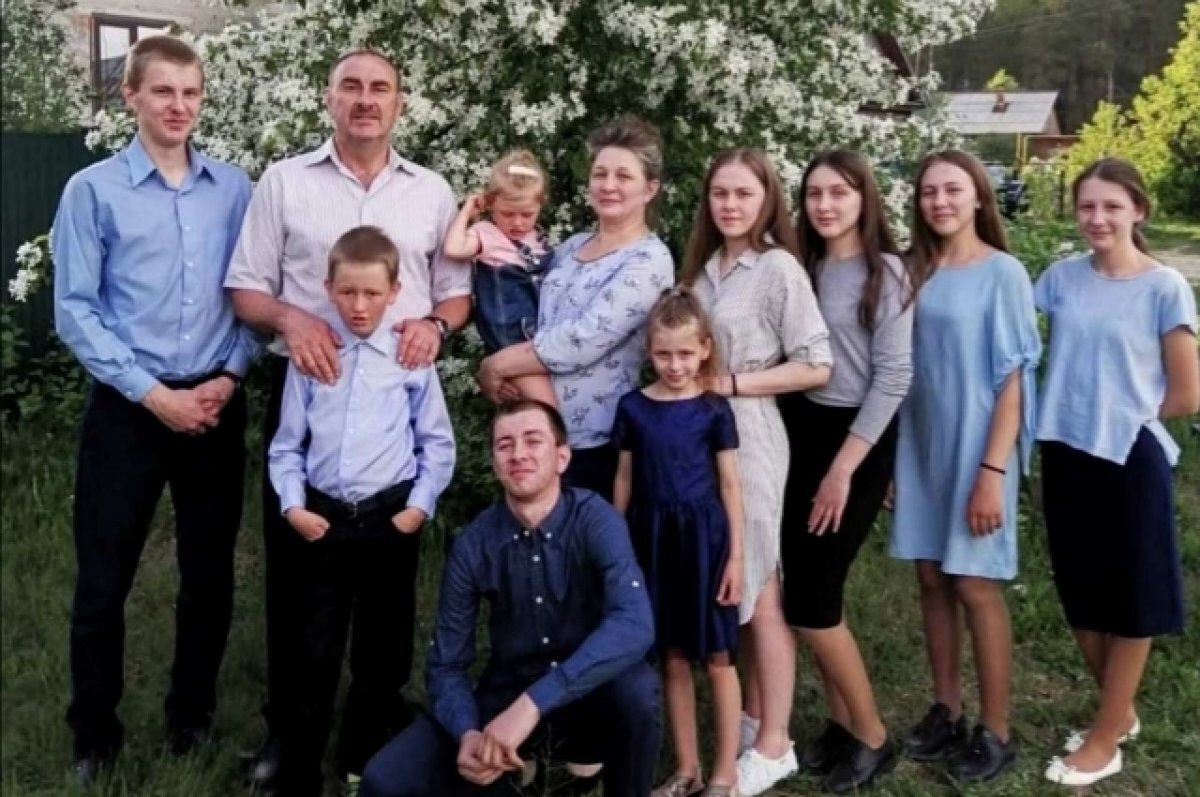    Вся семья в сборе. Не хватает только старшего сына.