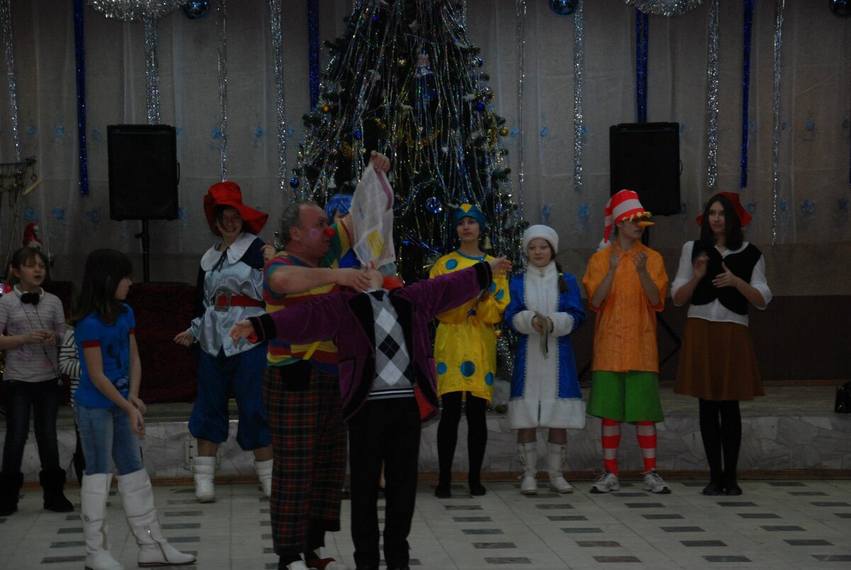 Клоун Г. Яловой в фойе ДК им. Воровского