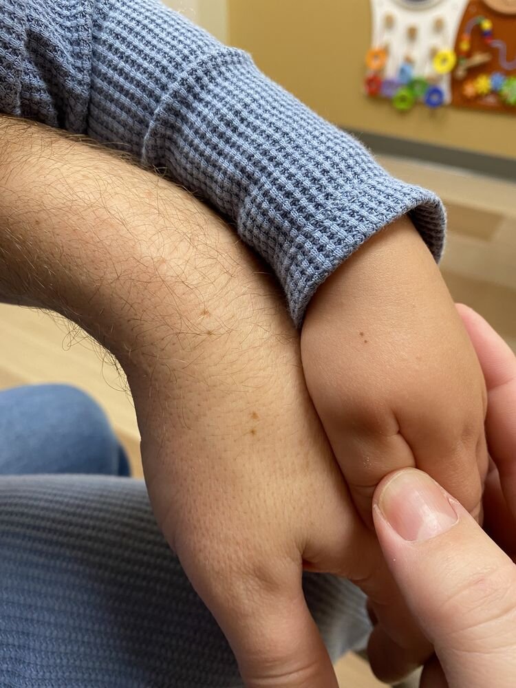 Источник: https://www.reddit.com/r/mildlyinteresting/comments/11cxr0s/my_son_and_i_have_the_same_2freckle_spot_on_our