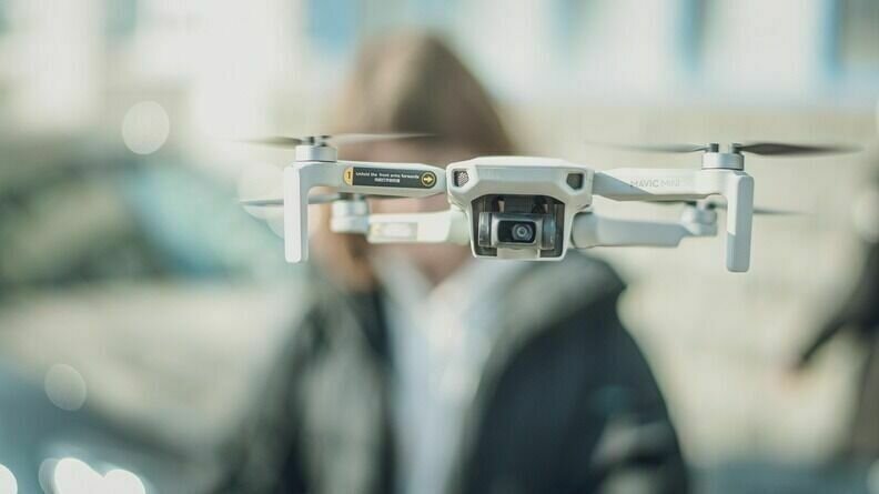     На территории Курской области обнаружен упавший беспилотный летательный аппарат (БПЛА), на который была нанесена надпись «Слава Украине».