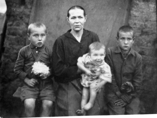 Слепцова (Аникина) Александра Андриановна (1905–1999) с детьми