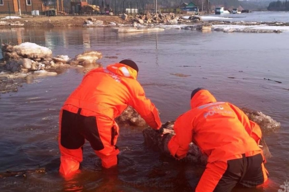    В Приангарье спасатели контролируют ледоход на реках Лена, Нижняя Тунгуска