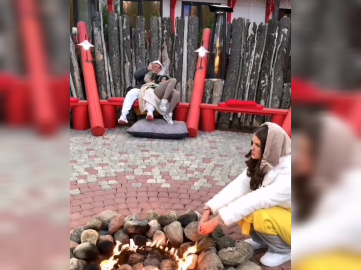 Аня Самонина, Ваня и Кристина дурачатся перед на Лобным. Источник: соцсеть