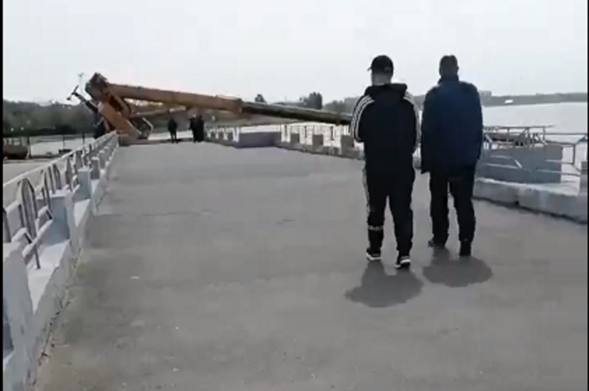    Автокран упал в озеро Смолино в Челябинске