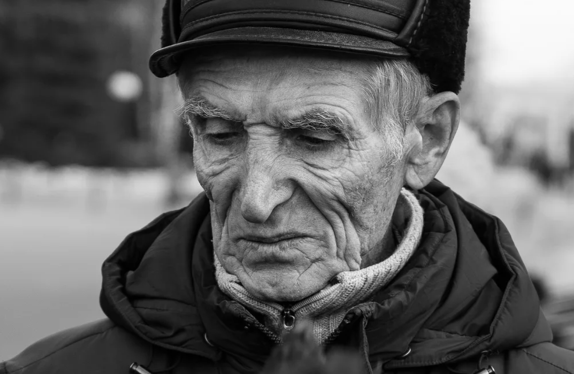 Старая жизнь. Бедный старик. Старик плачет. Дедушка в печали. Плачущий дед.