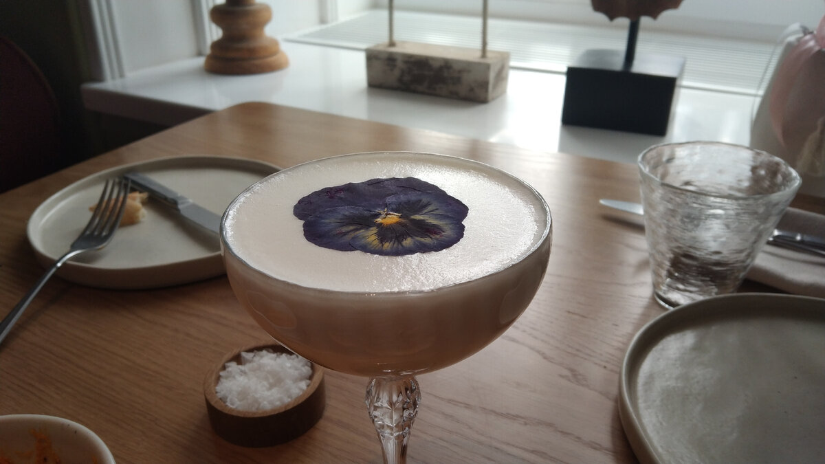 Коктейль "Cascade", украшенный живым цветком: красивая подача напитка. Ресторан армянской кухни. Мне очень по душе такая эстетика и минимализм