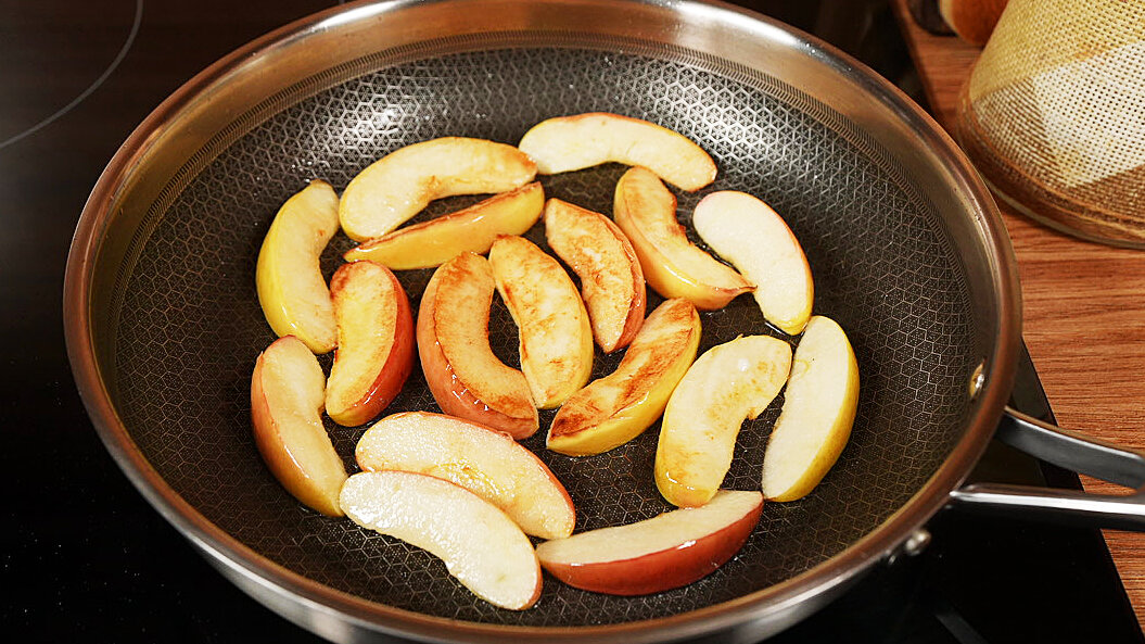 Печень с яблоками на сковороде